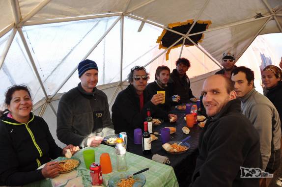 Nosso jantar no campo base do Lanín, na região de Junín de Los Andes, na Argentina